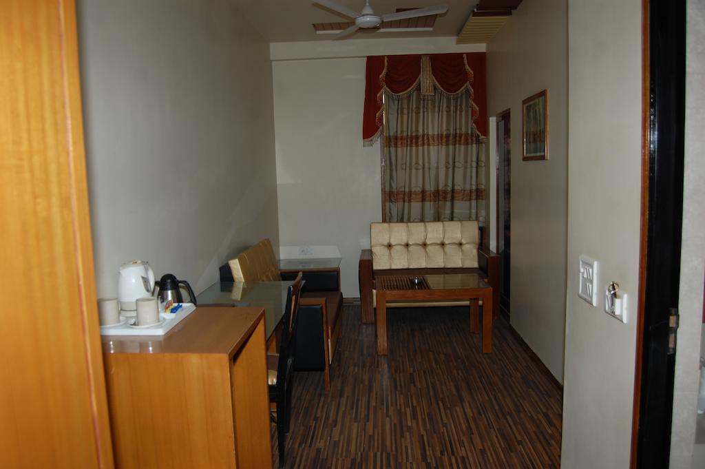 Metro Palace Hotel ไบคาเนอร์ ภายนอก รูปภาพ