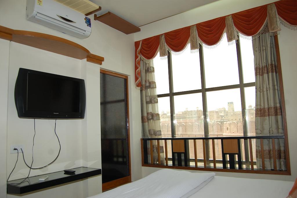Metro Palace Hotel ไบคาเนอร์ ภายนอก รูปภาพ